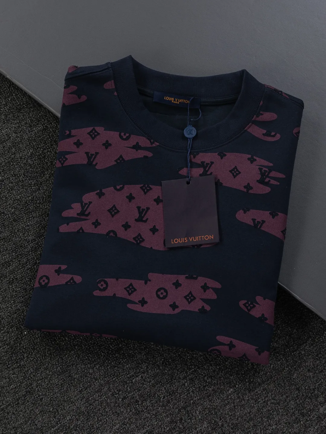🅿️210 Louis Vuitton 1V LV micro-wide version S-XL LV 26ss new product counters are on the shelves at the same time. Multiple craftsmanship, composite fabrics, all-over cutting🔥Fire flower clouds☁️letter logo🪡 embroidery, round neck short-sleeved T-shirt, same style for men and women! Consigned to one-to-one creation. Synchronized with the official website, pure cotton fabrics at the counter! It is close to the skin and comfortable, durable and easy to wear. It has a classic and simple logo design and meticulous original craftsmanship. Short-sleeves, a must-have item for men, do not appear to be the same for the general public, but must be unique and eye-catching. This LV short-sleeve is all about quality, comfort, the same shape and fashion as always, including fabrics and cutting techniques. All of them have been made with great effort! 320 grams of washed pure cotton fabric, pure cotton is breathable, very refreshing and comfortable for daily wear. The rib knitting on the neckline is smooth and tight, and the neckline will not be skewed if you toss it at will. The loose version, you will find that it looks really good on the upper body. The overall is minimalist and neat, super versatile for daily use! Pair it casually with a pair of pants for a youthful look. A T-shirt will make your outfit crazy. It is a fashionable item that can never go wrong! Color: Black White Gray Purple Size: S-XL Size chart: S: Shoulder width 50-Bust 56-Length 70 M: Shoulder width 52-Bust 57-Length 72 L: Shoulder width 54-Bust 59-Length 74 XL: Shoulder width 56-Bust 62-Length 76